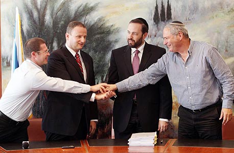 מימין בנצי ליברמן, אריאל אטיאס, הראל לוקר וסגן הממונה על התקציבים באוצר ראובן קוגן מימין בנצי ליברמן, אריאל אטיאס, הראל לוקר וסגן הממונה על התקציבים באוצר ראובן קוגן