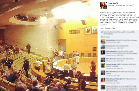 סתיו שפיר בפייסבוק: "בחוץ השומרים לא מאפשרים להרבה פעילים להיכנס בטענה שהאולם מלא. האמנם?" סתיו שפיר בפייסבוק: "בחוץ השומרים לא מאפשרים להרבה פעילים להיכנס בטענה שהאולם מלא. האמנם?"