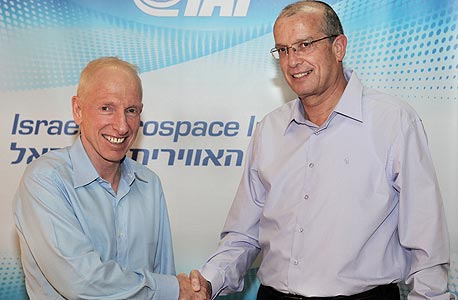 מימין יוסי וייס מנכ"ל התעשייה האווירית ודב בהרב יו"ר הדירקטוריון מימין יוסי וייס מנכ"ל התעשייה האווירית ודב בהרב יו"ר הדירקטוריון