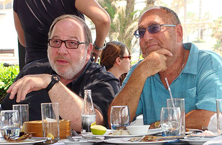 עו"ד מיקי צלרמאייר מימין ועו"ד אבי פילוסוף פותחים שולחן בקפריסין עו"ד מיקי צלרמאייר מימין ועו"ד אבי פילוסוף פותחים שולחן בקפריסין