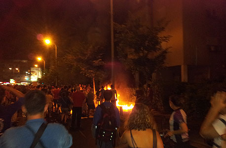 אדם הצית את עצמו בהפגנה בת"א: "מאשים את ביבי ושטייניץ"