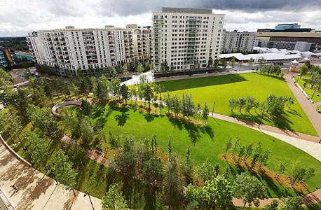 הכפר האולימפי. כמחצית מ־2,800 הדירות בשכונה יוגדרו "דיור בר־השגה" ויופעלו על ידי מיזם משותף בשם Triathlon Homes הכפר האולימפי. כמחצית מ־2,800 הדירות בשכונה יוגדרו "דיור בר־השגה" ויופעלו על ידי מיזם משותף בשם Triathlon Homes