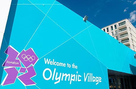 הכפר האולימפי. מזרח לונדון מלאה בעשרות שלטים סגולים שמכוונים את המבקרים למתחם האולימפי