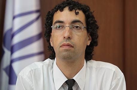 עו"ד יוסי חכם. מצביע על פגמים עו"ד יוסי חכם. מצביע על פגמים