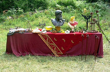שולחן ההקדשות לזאוס ואפולו באחד מטקסי הפרומתיאה