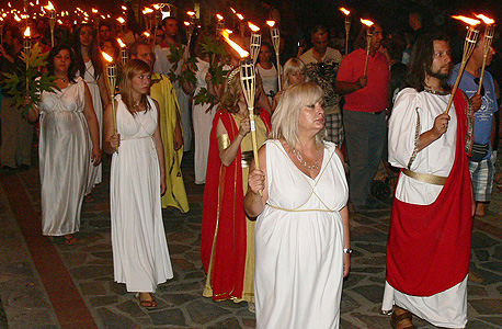 משתתפי פסטיבל הפרומתיאה פולשים במצעד לפידים לכפר היווני השקט ליטוכורו