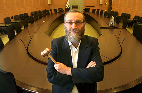 משה גפני. ברצותו יעביר תקציבי עתק לפה ולשם, וברצותו יעצור אותם משה גפני. ברצותו יעביר תקציבי עתק לפה ולשם, וברצותו יעצור אותם