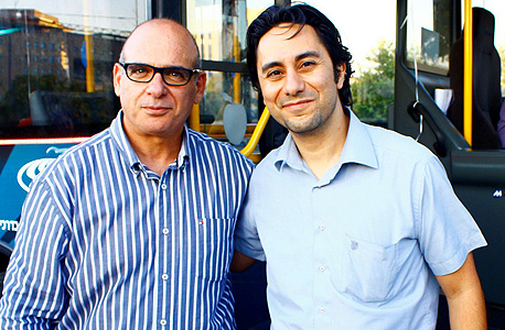 מימין: דרור גנון עם מנכ"ל דן רפי שמואל. אוטובוס ההפתעות