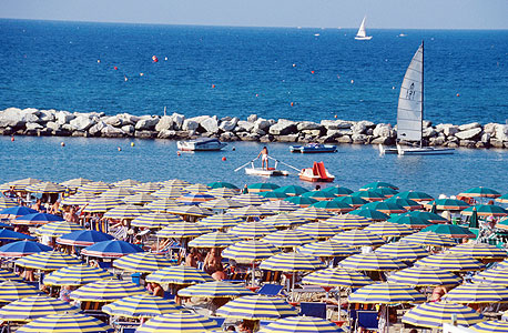 קיץ חם בחופי איטליה: רה&quot;מ שלח פקחים במכנסי גלישה ללכוד מעלימי מס