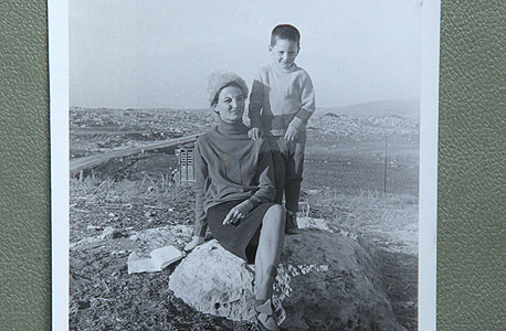 1967 בשאר אל-מסרי, בן חמש, עם אמו פטימה בשדה פתוח בשכם 1967 בשאר אל-מסרי, בן חמש, עם אמו פטימה בשדה פתוח בשכם