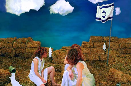 "קיבוץ", 2001. "ניסיון לבדוק ארכיטיפים ישראליים היסטוריים עם 'שחקנים' אמריקאים" "קיבוץ", 2001. "ניסיון לבדוק ארכיטיפים ישראליים היסטוריים עם 'שחקנים' אמריקאים"