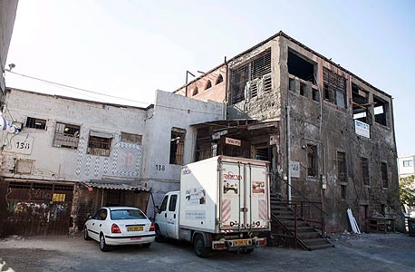 הבניין ליד תחנת הדלק סונול ברחוב הרצל 138 תל אביב הבניין ליד תחנת הדלק סונול ברחוב הרצל 138 תל אביב
