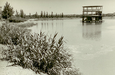 הקמת בית הקפה על האגם ב-1967. נבנה בעקבות ביקור של ראש העיר דאז קריניצי בווינה הקמת בית הקפה על האגם ב-1967. נבנה בעקבות ביקור של ראש העיר דאז קריניצי בווינה