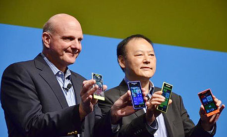 מנכ"לי מיקרוסופט ו-HTC מציגים מכשירי  ווינדוס פון 8 בשנה שעברה, צילום: The Verge