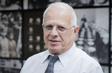 פרופסור יוסי תמיר. בעשורים האחרונים נטל התמיכה בקשישים נשאר קבוע יחסית ונחלק בין 5.5 עובדים בממוצע. בשני העשורים הקרובים היחס הזה ישתנה ורק ארבעה עובדים יתמכו בכל קשיש פרופסור יוסי תמיר. בעשורים האחרונים נטל התמיכה בקשישים נשאר קבוע יחסית ונחלק בין 5.5 עובדים בממוצע. בשני העשורים הקרובים היחס הזה ישתנה ורק ארבעה עובדים יתמכו בכל קשיש