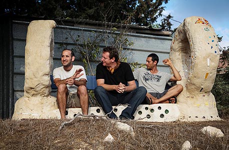 מימין: חבר גרעין כרם שחר קורן, ארי ליבסקר ואדם ברשאי. על הספסל הממוחזר מימין: חבר גרעין כרם שחר קורן, ארי ליבסקר ואדם ברשאי. על הספסל הממוחזר