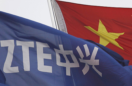 דגלי ZTE וסין. עושות יד אחת נגד ארצות הברית?, צילום: איי אף פי 