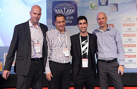 שופטי התחרות והזוכה, מימין: עדן ברטל ממשרד התקשורת, יצחק אברהם מזימפריום, ערן שלו מ-KPMG וליאור קוניצקי ממכון היצוא שופטי התחרות והזוכה, מימין: עדן ברטל ממשרד התקשורת, יצחק אברהם מזימפריום, ערן שלו מ-KPMG וליאור קוניצקי ממכון היצוא