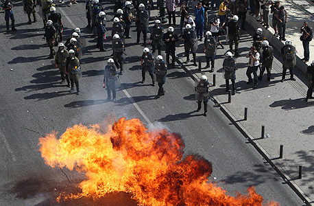 סקר: יוון נחשבת יעד פחות בטוח להשקעה מאשר סוריה ולוב