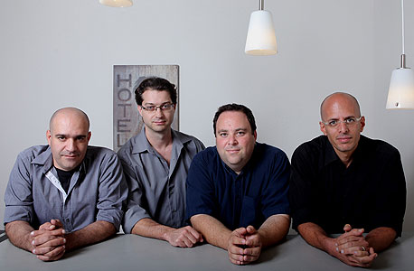 Shine. מימין: אלון בלייר גת, רון פורת, אנדריי ביורה, אורן פראג Shine. מימין: אלון בלייר גת, רון פורת, אנדריי ביורה, אורן פראג