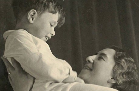 1936. ישראל אומן, בן שש, עם אמו מרים בפרנקפורט 1936. ישראל אומן, בן שש, עם אמו מרים בפרנקפורט
