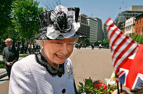 המלכה אליזבת. הפייסבוק המלכותי יוצא לדרך, צילום: בלומברג