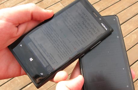 הלומיה 920 ומסך AMOLED של מתחרה, תחת שמש נובמבר הקופחת הלומיה 920 ומסך AMOLED של מתחרה, תחת שמש נובמבר הקופחת