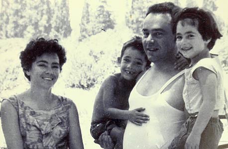 1962. יובל שטייניץ (3.5, במרכז) עם הוריו דן ומינה ואחיותיו טלי (2.5) ומיכל (1.5) 1962. יובל שטייניץ (3.5, במרכז) עם הוריו דן ומינה ואחיותיו טלי (2.5) ומיכל (1.5)