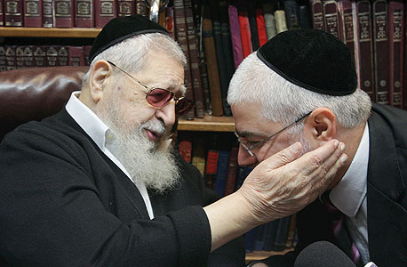 נגיעה מרגשת. הרב עובדיה יוסף מברך את שלמה בניזרי לאחר שחרורו מהכלא במרץ השנה נגיעה מרגשת. הרב עובדיה יוסף מברך את שלמה בניזרי לאחר שחרורו מהכלא במרץ השנה