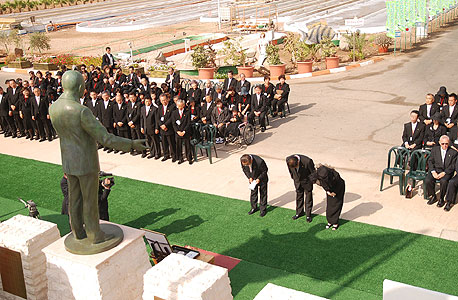 טקס הזיכרון ליושיהו טנקה במפעל באילת. מאות יפנים ממררים בבכי - וחוזרים למכור את האצה טקס הזיכרון ליושיהו טנקה במפעל באילת. מאות יפנים ממררים בבכי - וחוזרים למכור את האצה
