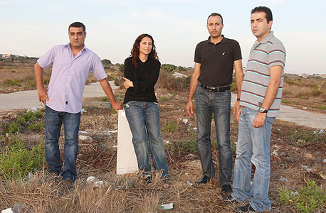 מילחם (מימין) וחברים לקבוצה. "רוצים לגור כאן" מילחם (מימין) וחברים לקבוצה. "רוצים לגור כאן"