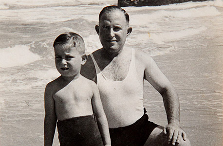 1940. אברהם (בייגה) שוחט, בן ארבע, עם אביו צבי בחוף נורדאו (מציצים) בתל אביב