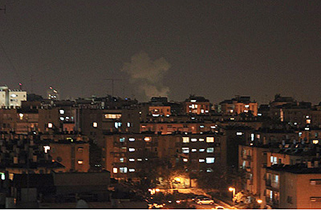 פגיעה ישירה בבניין בראשל"צ: שניים נפצעו קל