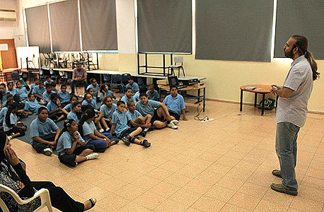 מעבירים שיעורים לתלמידים מעבירים שיעורים לתלמידים