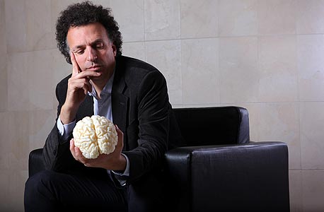 בר עם דגם שנבנה לפי מוחו שלו. "אני קופץ מנושא לנושא. לא תכננתי את זה, אבל יצא לי טוב" בר עם דגם שנבנה לפי מוחו שלו. "אני קופץ מנושא לנושא. לא תכננתי את זה, אבל יצא לי טוב"
