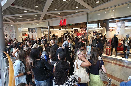 סניף של H&M בקניון עזריאלי בתל אביב, צילום: עמית מגל