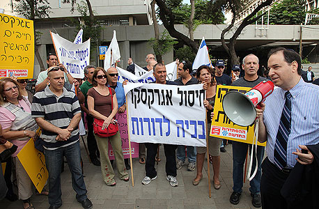 עו"ד שלמה נס (מימין) עם עובדי אגרקסקו. קשה לדמיין תרחיש סביר שבו יידרש הנאמן להחזיר שכר טרחה שכבר קיבל עו"ד שלמה נס (מימין) עם עובדי אגרקסקו. קשה לדמיין תרחיש סביר שבו יידרש הנאמן להחזיר שכר טרחה שכבר קיבל