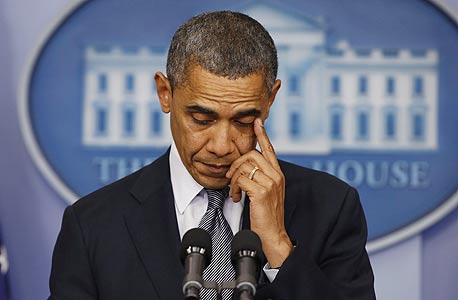 נשיא ארה"ב, ברק אובמה מזיל דמעה בנאום לאחר הטבח, צילום: רויטרס