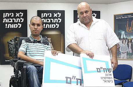 מנכ"ל ארגון השחקנים בישראל שחר בוצר (משמאל) והיו"ר הקודם של הארגון, דביר בנדק. "מה היה הלחץ לקצץ?" מנכ"ל ארגון השחקנים בישראל שחר בוצר (משמאל) והיו"ר הקודם של הארגון, דביר בנדק. "מה היה הלחץ לקצץ?"