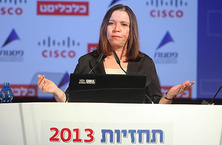 יו"ר מפלגת העובדה שלי יחימוביץ' בועידת "תחזיות 2013" של "כלכליסט" יו"ר מפלגת העובדה שלי יחימוביץ' בועידת "תחזיות 2013" של "כלכליסט"
