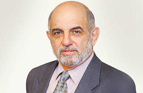 הכלכלן שלמה מעוז. הופיע בפרסומות שבהן התחייבה הקרן על תשואות של 23% לשנתיים הכלכלן שלמה מעוז. הופיע בפרסומות שבהן התחייבה הקרן על תשואות של 23% לשנתיים