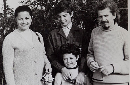 1973. יוג'ין קנדל (14, במרכז) עם אחיו לאוניד (6) והוריו פליקס ותמרה בחצי האי קרים 1973. יוג'ין קנדל (14, במרכז) עם אחיו לאוניד (6) והוריו פליקס ותמרה בחצי האי קרים