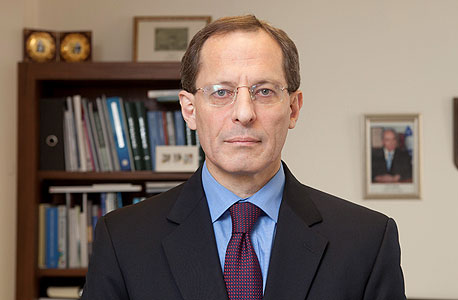 יוג'ין קנדל, ראש המועצה להשכלה גבוהה. "מדוע הציבור צריך לסבסד לסטודנטים למנהל עסקים את האפשרות להגיע בעתיד לשכר גבוה, או לסבסד את האפשרות של רופאים לעזוב לחו"ל או לבחור באפיקים כמו רפואה פלסטית?" יוג'ין קנדל, ראש המועצה להשכלה גבוהה. "מדוע הציבור צריך לסבסד לסטודנטים למנהל עסקים את האפשרות להגיע בעתיד לשכר גבוה, או לסבסד את האפשרות של רופאים לעזוב לחו"ל או לבחור באפיקים כמו רפואה פלסטית?"
