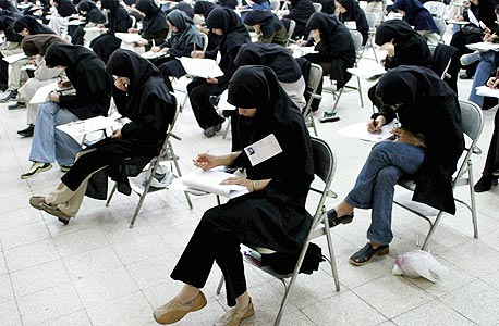 תלמידי תיכון איראנים בבחינת קבלה לאוניברסיטאות. גוגל, יאהו ודומותיהן מעסיקות מאות בוגרים, צילום: אי פי אי