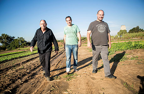 יובל הלמן (מימין), גדעון ועוזי בילינסקי. הלמן: "דרך ההקלטות אני מרגיש כל מה שקורה במסעדות: אם מישהו כועס עלינו, אני שומע את זה. אם אני לא מזהה את הקול, אולי נכנס טבח חדש. אני יודע מי שתה ומי עישן, ובעיקר מה לעשות כדי לתת שירות טוב יותר" יובל הלמן (מימין), גדעון ועוזי בילינסקי. הלמן: "דרך ההקלטות אני מרגיש כל מה שקורה במסעדות: אם מישהו כועס עלינו, אני שומע את זה. אם אני לא מזהה את הקול, אולי נכנס טבח חדש. אני יודע מי שתה ומי עישן, ובעיקר מה לעשות כדי לתת שירות טוב יותר"
