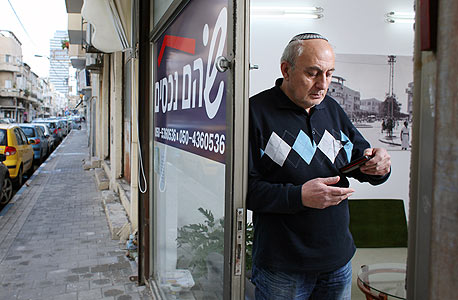 המתווך אלברט ארזי. "פעם הפכו את הדירות פה למחסנים עבור החנויות. עכשיו מסבים חנויות ריקות לדירות" המתווך אלברט ארזי. "פעם הפכו את הדירות פה למחסנים עבור החנויות. עכשיו מסבים חנויות ריקות לדירות"