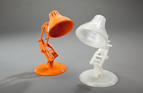 מנורות שולחן שהודפסו במדפסת תלת־ממד ביתית של MakerBot