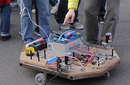 אוטו רובוטי ביריד Maker Faire. קהילה מתרחבת של ממציאים ותיקים וצעירים מכל רחבי העולם אוטו רובוטי ביריד Maker Faire. קהילה מתרחבת של ממציאים ותיקים וצעירים מכל רחבי העולם
