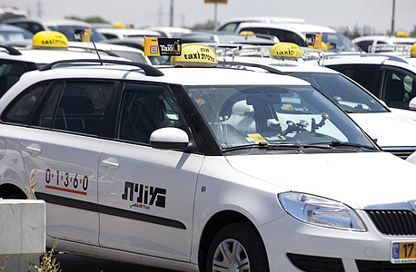מונית בתל אביב, צילום: ערן לם