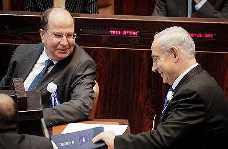 ראש הממשלה (מימין) ושר הביטחון. יעלון שמח לשמוע את דברי נתניהו ראש הממשלה (מימין) ושר הביטחון. יעלון שמח לשמוע את דברי נתניהו